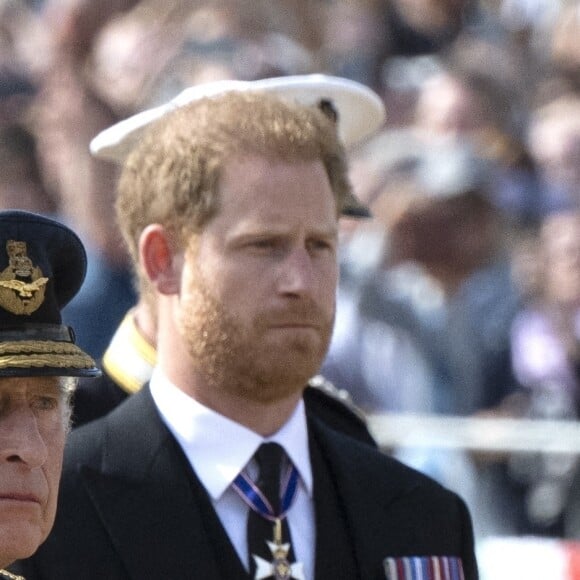 Le roi Charles III d'Angleterre, le prince Harry, duc de Sussex - Procession cérémonielle du cercueil de la reine Elisabeth II du palais de Buckingham à Westminster Hall à Londres. Le 14 septembre 2022 