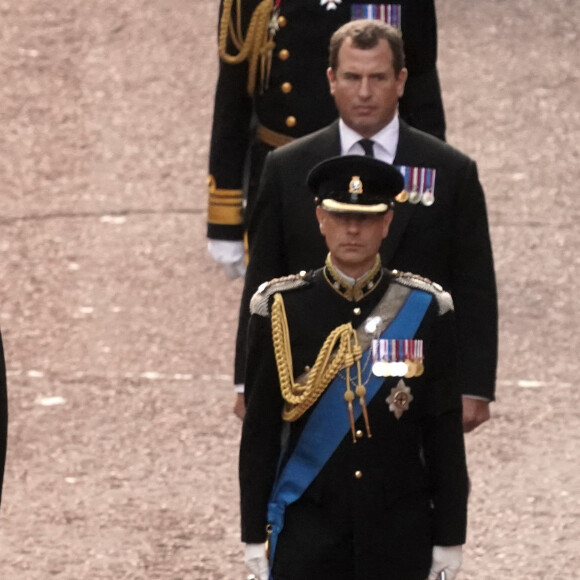 Le roi Charles III d'Angleterre, la princesse Anne, le prince William, prince de Galles, le prince Harry, duc de Sussex, le prince Edward, comte de Wessex, Timothy Laurence, et le prince Andrew, duc d'York - Procession cérémonielle du cercueil de la reine Elisabeth II du palais de Buckingham à Westminster Hall à Londres, Royaume Uni, le 14 septembre 2022. 