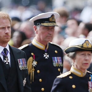 Le roi Charles III d'Angleterre, la princesse Anne, le prince Harry, duc de Sussex - Procession cérémonielle du cercueil de la reine Elisabeth II du palais de Buckingham à Westminster Hall à Londres, où les Britanniques et les touristes du monde entier pourront lui rendre hommage jusqu'à ses obsèques prévues le 19 septembre 2022. Le 14 septembre 2022. 