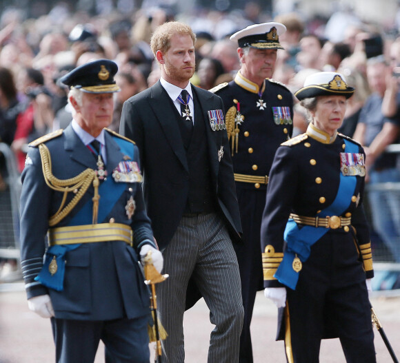 Le roi Charles III d'Angleterre, la princesse Anne, le prince Harry, duc de Sussex - Procession cérémonielle du cercueil de la reine Elisabeth II du palais de Buckingham à Westminster Hall à Londres, où les Britanniques et les touristes du monde entier pourront lui rendre hommage jusqu'à ses obsèques prévues le 19 septembre 2022. Le 14 septembre 2022. 