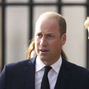 Le prince de Galles William, le prince Harry, duc de Sussex à la rencontre de la foule devant le château de Windsor, suite au décès de la reine Elisabeth II d'Angleterre. Le 10 septembre 2022 