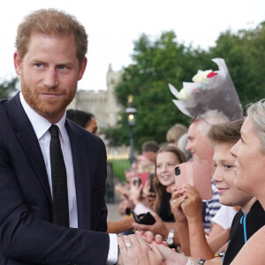 Le prince Harry, duc de Sussex à la rencontre de la foule devant le château de Windsor, suite au décès de la reine Elisabeth II d'Angleterre. Le 10 septembre 2022 