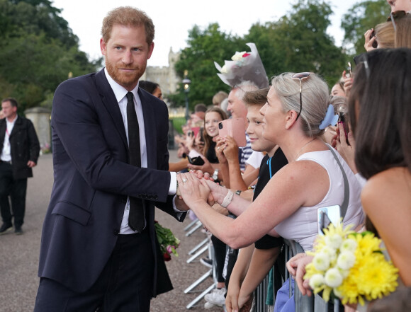 Le prince Harry, duc de Sussex à la rencontre de la foule devant le château de Windsor, suite au décès de la reine Elisabeth II d'Angleterre. Le 10 septembre 2022 
