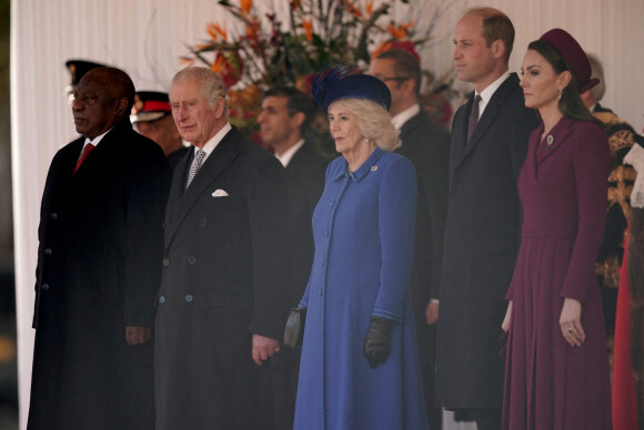 Le président de l'Afrique du Sud Cyril Ramaphosa, le roi Charles III, Camilla Parker Bowles, reine consort d'Angleterre, le prince William, prince de Galles, et Catherine (Kate) Middleton, princesse de Galles - La famille royale du Royaume Uni lors de la cérémonie d'accueil du président de l'Afrique du Sud, en visite d'état à Londres, Royaume Uni, le 22 novembre 2022. 