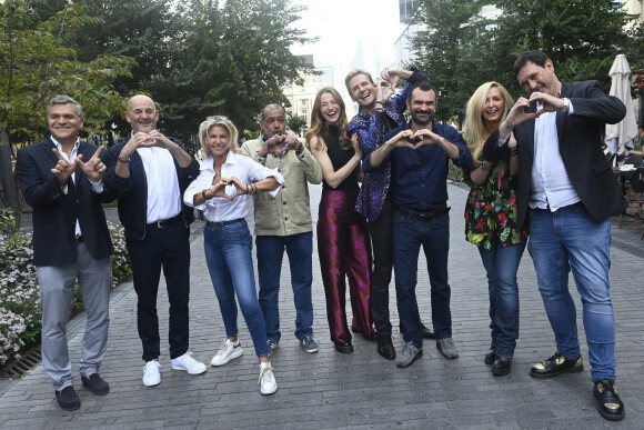 Caroline Margeridon est à Bruxelles avec les acheteurs (Stéphane Vanhandenhoven, Aurore Morisse, Bernard Dumeige, Alexandra Morel, Glorian Kabongo, François-Xavier Renou, François Cases Bardina, Gérald Watelet (animateur) et Jérôme Duvillard (commissaire-priseur)) de l'émission belge "Affaire conclue" pour une vente aux enchères d'objets donnés à "Viva for Life" en Belgique le 29 octobre 2022. ( Photo by Didier Lebrun / Photonews