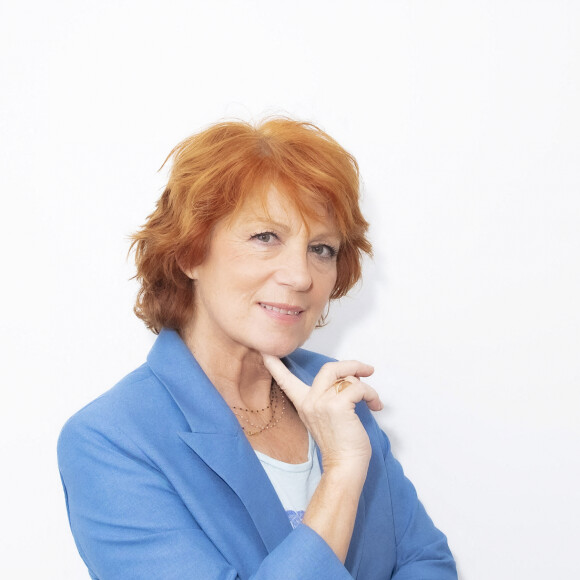 Info - Véronique Genest a perdu sa mère - Exclusif - Véronique Genest - Backstage de l'émission TPMP (Touche Pas à Mon Poste) présentée par C.Hanouna le 23 novembre 2021. sur C8 - Paris le 23 novembre 2021. © Jack Tribeca / Bestimage