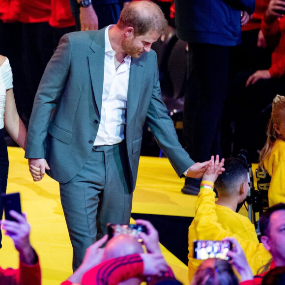 Le prince Harry et Meghan Markle lors de la cérémonie d'ouverture des Invictus Games 2020 à La Haye, le 16 avril 2022. 