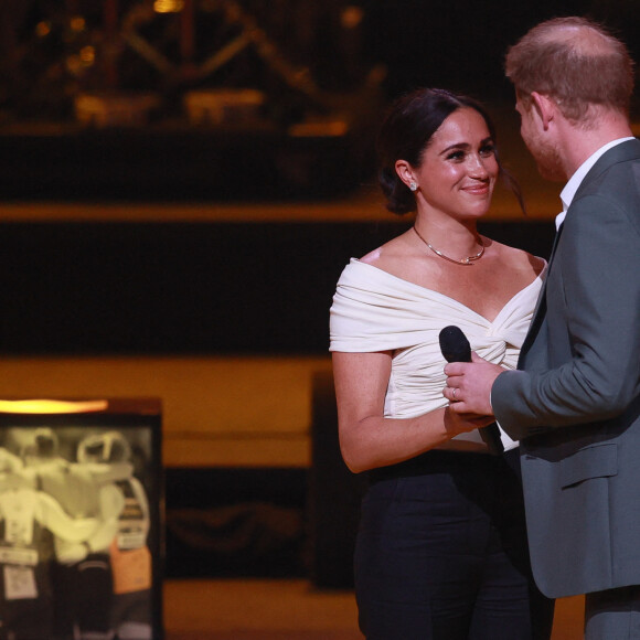 Le prince Harry et Meghan Markle lors de la cérémonie d'ouverture des Invictus Games 2020 à La Haye, le 16 avril 2022. 