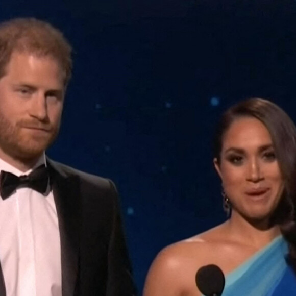 Le prince Harry, duc de Sussex, et Meghan Markle, duchesse de Sussex, rendent hommage au peuple ukrainien lors de la cérémonie des NAACP Image Awards à Los Angeles au cours de laquelle ils ont accepté le "Prix du président" pour leur travail d'aide à un refuge pour femmes du Texas. Le 27 février 2022. 