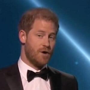 Le prince Harry, duc de Sussex, et Meghan Markle, duchesse de Sussex, rendent hommage au peuple ukrainien lors de la cérémonie des NAACP Image Awards à Los Angeles au cours de laquelle ils ont accepté le "Prix du président" pour leur travail d'aide à un refuge pour femmes du Texas. Le 27 février 2022. 