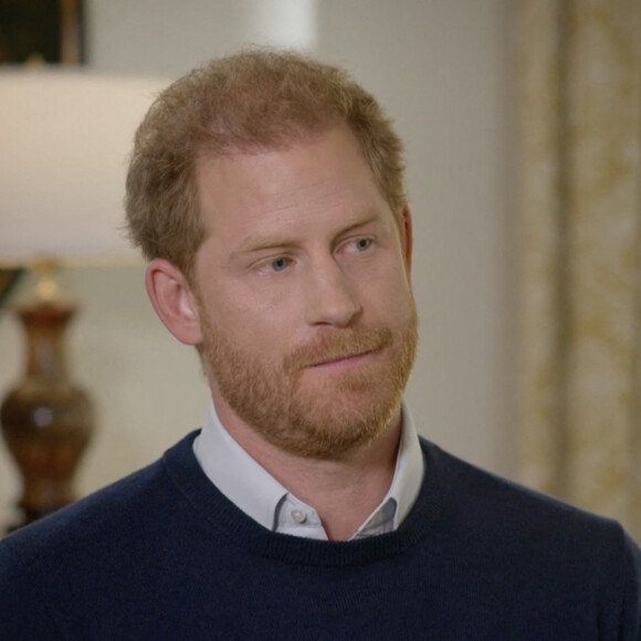 Des habitantes d'Edimbourg et de Warwick regardent l'interview du prince Harry par Tom Bradby sur ITV News, le 8 janvier 2023. 