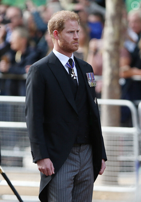Le prince Harry, duc de Sussex - Procession cérémonielle du cercueil de la reine Elisabeth II du palais de Buckingham à Westminster Hall à Londres, où les Britanniques et les touristes du monde entier pourront lui rendre hommage jusqu'à ses obsèques prévues le 19 septembre 2022. Le 14 septembre 2022. 