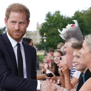 Le prince Harry, duc de Sussex à la rencontre de la foule devant le château de Windsor, suite au décès de la reine Elisabeth II d'Angleterre. Le 10 septembre 2022 