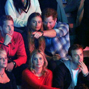 Sam Branson, le prince Harry d'Angleterre, sa compagne Cressida Bonas, Holly Branson et son mari Fred Andrews dans les tribunes du stade de Wembley lors de l'évènement "We Day UK" à Londres. Le 7 mars 2014 