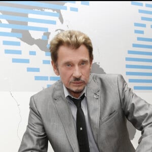 Johnny Hallyday annonce pendant le journal de 20h sur TF1 que sa tournée en 2009 sera sa dernière.