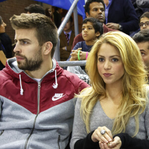 Gerard Pique et Shakira assistent au match de basket-ball Fenerbahce - Barcelone a Barcelone.