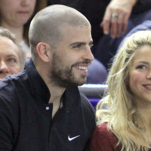 Shakira et son compagnon Gerard Pique, tres amoureux lors du match de basket-ball entre Barcelone et Panathinaikos a Barcelone, le 25 avril 2013.