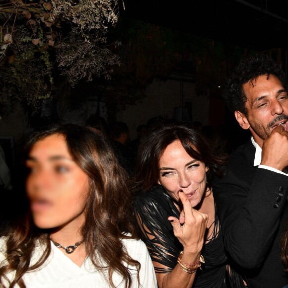 Tomer et Sandra Sisley avec les enfants Dino, Liv Shaya et Levin - Soirée du 49ème anniversaire de Sandra Sisley (née le 25 avril) et les 6 ans de "Retrouvite" avec son mari Tomer au restaurant Mamamia à Paris © Pierre Perusseau/Bestimage