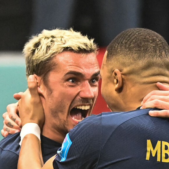 Antoine Griezmann, Kylian Mbappé et Théo Hernandez au match de football de quart de finale opposant la France à l'Angleterre lors de la coupe du Monde (FIFA 2022) au stade Al Bayt à Al Khor au Qatar, le 10 décembre 2022. La France a gagné 2-1. © Philippe Perusseau/Bestimage