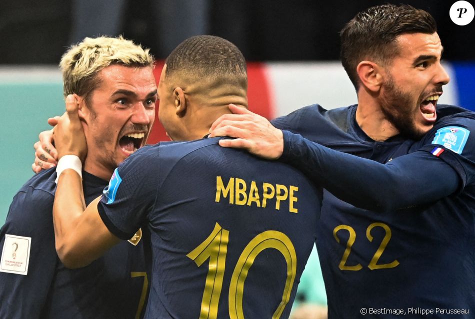 Antoine Griezmann Kylian Mbappé Et Théo Hernandez Au Match De Football De Quart De Finale 0473