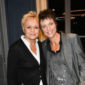 Muriel Robin et sa femme Anne Le Nen - Remise du prix "Fonds de dotation Line Renaud-Loulou Gasté" pour la recherche médicale à la Maison de la Recherche à Paris le 15 novembre 2021. © Coadic Guirec/Bestimage 