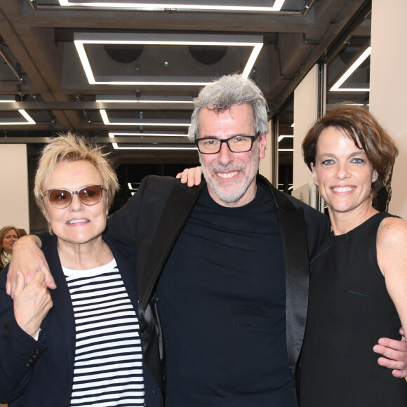 Muriel Robin, Stéphane de Bourgies et Anne Le Nen - Vernissage de l'exposition "Quand le masque tombe" de Stéphane de Bourgies sur le toit de la Grande Arche à Paris, le 12 mars 2019. Ce sont presque 40 ans de carrière qui vont être exposés sur les 1200m2 de l'espace culturel du toit de la Grande Arche, pour la rétrospective consacrée au portraitiste international Stéphane de Bourgies. Tous les plus grands artistes ont tous un jour poussé la porte de son studio parisien pour en ressortir avec la photo, ce portrait instinctif tout en contrastes et en émotions, que Stéphane sait si bien capter au travers de son objectif. C'est ainsi que Stéphane de Bourgies est remonté à ses premières années photo, à la fin des années 70 jusqu'à aujourd'hui, pour sélectionner, parmi les milliers de portraits en sa possession, environ 200 d'entre eux, et permettre aux visiteurs de s'immerger dans les regards de ses modèles qu'ils soient hommes d'affaires, chefs cuisiniers, mannequins, acteurs, chanteurs ou encore anonymes. L'espace culturel du Toit de la Grande Arche va ainsi prendre des allures de galerie des portraits, où l'intimité de ces "Face à Faces" va prendre toute sa dimension. Plus grande exposition consacrée à ce jour à cet artiste qui revendique la force de son vécu pour réaliser ses images. Les 200 portraits seront présentés sur plusieurs formats, à découvrir après la montée en ascenseur panoramique au 35ème étage de la Grande Arche de la Défense, sous le rooftop panoramique. Rendez-vous à 110 mètres de hauteur du mercredi 13 mars au dimanche 26 mai 2019. © Coadic Guirec/Bestimage