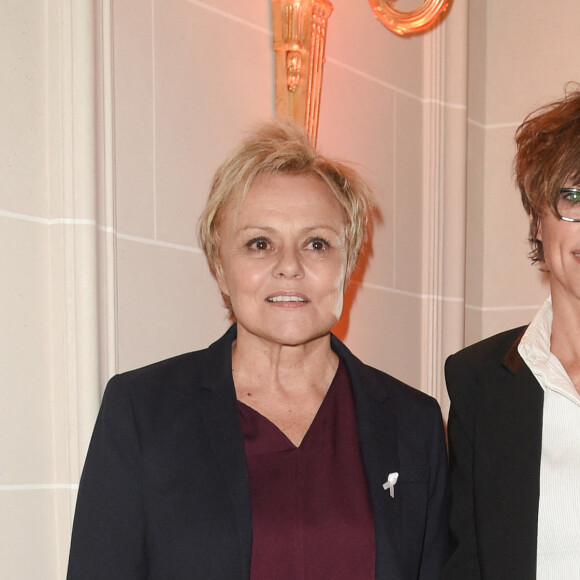 Muriel Robin et sa compagne Anne Le Nen - 3ème Gala caritatif des "Stéthos d'Or" qui récompensent les artistes qui contribuent au bien-être de tous, organisé par la Fondation pour la Recherche en Physiologie au George V à Paris, le 11 mars 2019. Les Stéthos d'Or mettent à l'honneur cette année encore les personnalités qui, par leurs implications et énergies positives, ont contribué à la grande réussite de cette manifestation. Grâce aux dons, les premiers programmes de recherches en France et la construction du laboratoire entièrement dédié à ces derniers ont pu voir le jour. D'autres avancées ont été présentées au cours de cette soirée composée d'un dîner avec les personnalités, de la remise des Stéthos d'Or puis d'une vente aux enchères. La Fondation pour la Recherche en Physiologie est placée sous l'égide de la Fondation de France et la Fondation Roi Baudouin. La soirée est présentée par le Docteur F. Saldmann. © Coadic Guirec/Bestimage 