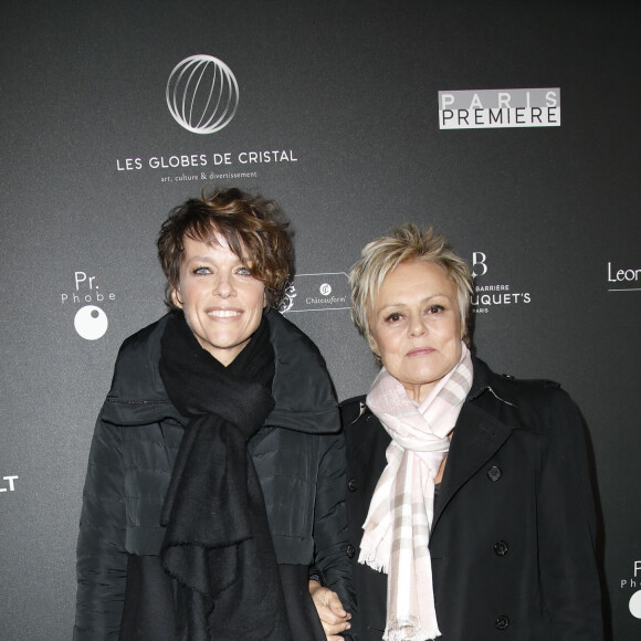 Muriel Robin et sa compagne Anne Le Nen arrivent à la 14ème cérémonie des Globes de Cristal, à la salle Wagram à Paris, le 4 février 2019. © Marc Ausset-Lacroix/Bestimage 