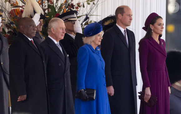Le président de l'Afrique du Sud, Cyril Ramaphosa, le roi Charles III d'Angleterre et Camilla Parker Bowles, reine consort d'Angleterre, le prince William, prince de Galles, et Catherine (Kate) Middleton, princesse de Galles - La famille royale et le gouvernement du Royaume Uni lors de la cérémonie d'accueil du président de l'Afrique du Sud, en visite d'état à Londres, Royaume Uni, le 22 novembre 2022. 