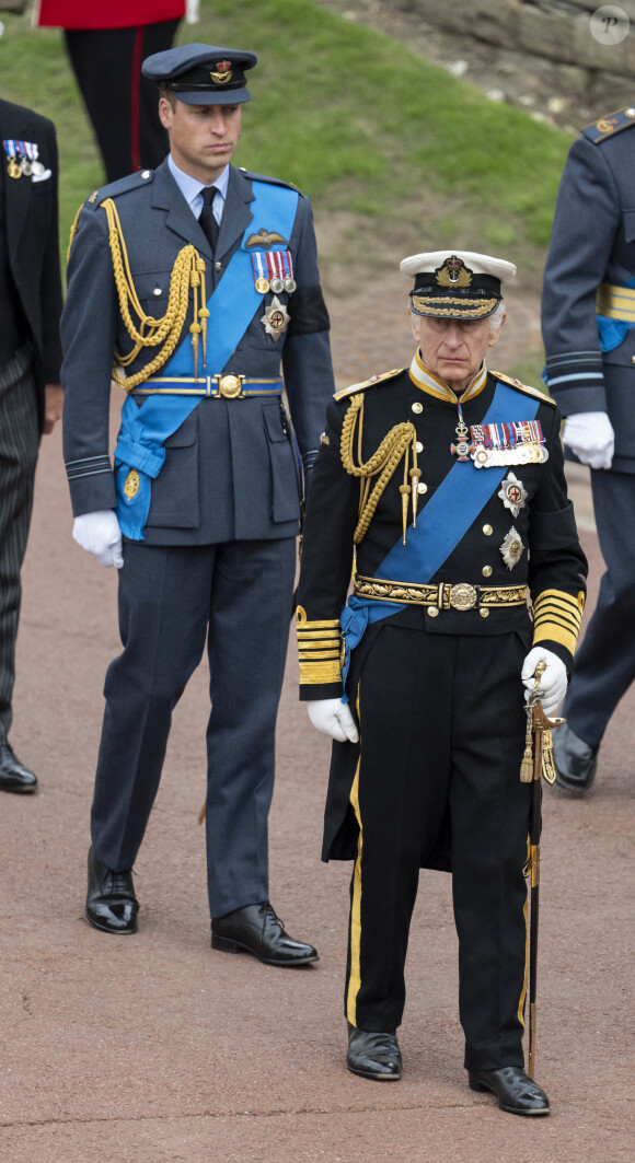 Le roi Charles III d'Angleterre, Le prince William, prince de Galles - Procession pédestre des membres de la famille royale depuis la grande cour du château de Windsor (le Quadrangle) jusqu'à la Chapelle Saint-Georges, où se tiendra la cérémonie funèbre des funérailles d'Etat de reine Elizabeth II d'Angleterre. Windsor, le 19 septembre 2022