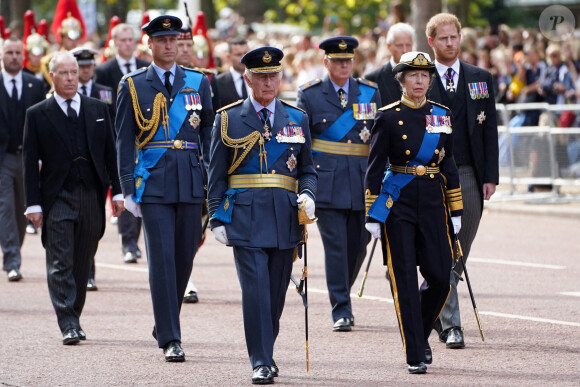 Le roi Charles III d'Angleterre, la princesse Anne et le prince William, prince de Galles, le prince Harry, duc de Sussex - Procession cérémonielle du cercueil de la reine Elisabeth II du palais de Buckingham à Westminster Hall à Londres, Royaume Uni, le 14 septembre 2022. 