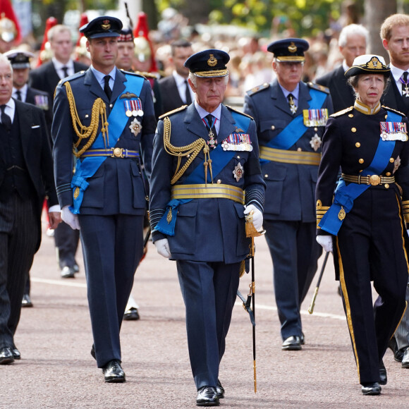 Le roi Charles III d'Angleterre, la princesse Anne et le prince William, prince de Galles, le prince Harry, duc de Sussex - Procession cérémonielle du cercueil de la reine Elisabeth II du palais de Buckingham à Westminster Hall à Londres, Royaume Uni, le 14 septembre 2022. 