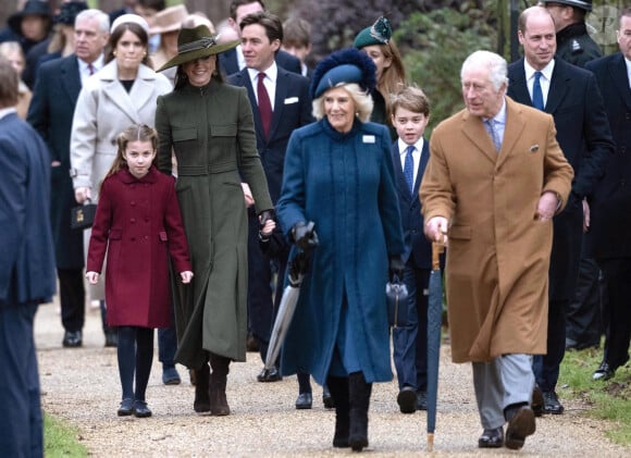 Le prince William, prince de Galles, Catherine (Kate) Middleton, princesse de Galles, la princesse Charlotte de Galles, le roi Charles III d'Angleterre et Camilla Parker Bowles, reine consort d'Angleterre - La famille royale d'Angleterre assiste au service religieux de Noël à l'église St Mary Magdalene à Sandringham, Norfolk, Royaume Uni, le 25 décembre 2022. 