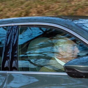 Le roi Charles III d'Angleterre et Camilla Parker Bowles, reine consort d'Angleterre, arrivent à Crathie Kirk, près de Balmoral, Royaume Uni, pour assister à un service religieux dominical le 15 janvier 2023. 