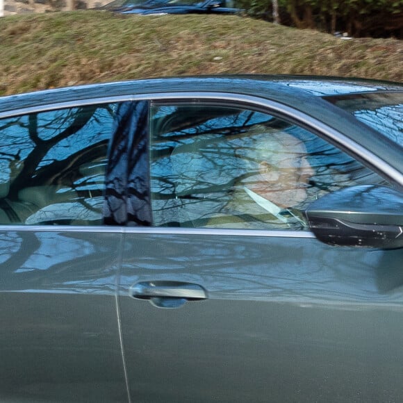 Le roi Charles III d'Angleterre et Camilla Parker Bowles, reine consort d'Angleterre, arrivent à Crathie Kirk, près de Balmoral, Royaume Uni, pour assister à un service religieux dominical le 15 janvier 2023. 