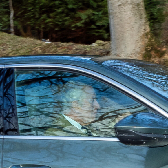 Le roi Charles III d'Angleterre et Camilla Parker Bowles, reine consort d'Angleterre, arrivent à Crathie Kirk, près de Balmoral, Royaume Uni, pour assister à un service religieux dominical le 15 janvier 2023. 