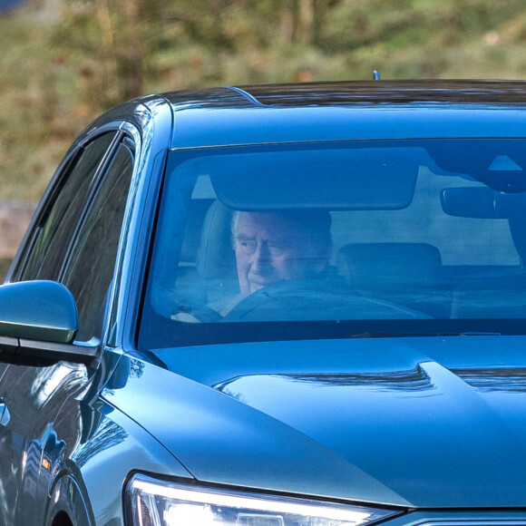Le roi Charles III d'Angleterre et Camilla Parker Bowles, reine consort d'Angleterre, arrivent à Crathie Kirk, près de Balmoral, Royaume Uni, pour assister à un service religieux dominical le 15 janvier 2023. 