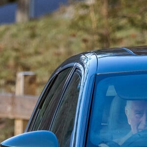 Le roi Charles III d'Angleterre et Camilla Parker Bowles, reine consort d'Angleterre, arrivent à Crathie Kirk, près de Balmoral, Royaume Uni, pour assister à un service religieux dominical le 15 janvier 2023. 