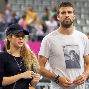 Shakira enceinte et son compagnon Gerard Pique assistent au quart de finale de la coupe du monde de basket entre la Slovénie et les États-Unis à Barcelone en Espagne le 9 septembre 2014.