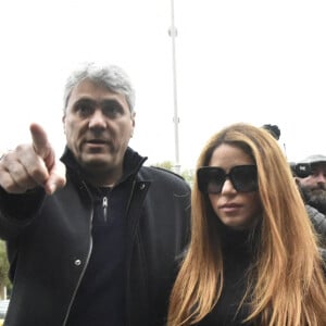 Shakira, accompagnée de son frère Tonino et de son avocate Pilar Mane, à son arrivée au tribunal pour statuer sur les conditions de sa séparation avec G.Piqué à Barcelone, le 1er décembre 2022. Séparés depuis juin 2022, Shakira et G.Piqué ont deux enfants, Milan, 9 ans, et Sacha, 7 ans.