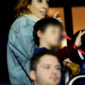 Léa Salamé et son fils Gabriel - People au match de football en ligue 1 Uber Eats : PSG vs Nice (2-1) au Parc des Princes à Paris le 1er octobre 2022.