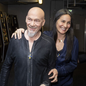 Exclusif - Florent Pagny et sa femme Azucena - Backstage de l'émission spéciale "Unis pour l'Ukraine" à la Maison de la Radio et de la Musique, diffusée en direct sur France 2 et présentée par Nagui et Leïla.Kaddour à Paris le 8 mars 2022.  © Cyril Moreau / Jack Tribeca / Bestimage 