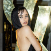 Jenna Ortega (Mercredi) gothique et sensuelle pour Saint Laurent, deux invitées dévoilent leur poitrine