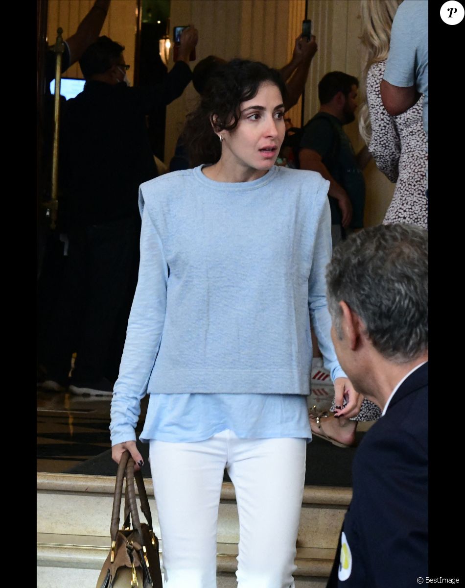 Xisca Perello (femme de Rafael Nadal) - Rafael Nadal et son clan quittent le Grand Hôtel à Paris pour rejoindre le Bourget et prendre un jet privé au lendemain de sa 14 ème victoire à Roland-Garros. Paris le 6 juin 2022