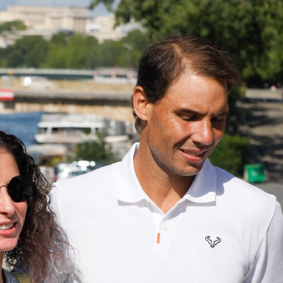 Rafael Nadal et sa femme Xisca Perello - Rafael Nadal pose avec la coupe des Mousquetaires sur le pont Alexandre III après sa 14ème victoire en finale du simple messieurs aux internationaux de France de tennis de Roland Garros à Paris, France, le 06 juin 2022. © Christophe Clovis / Bestimage. 