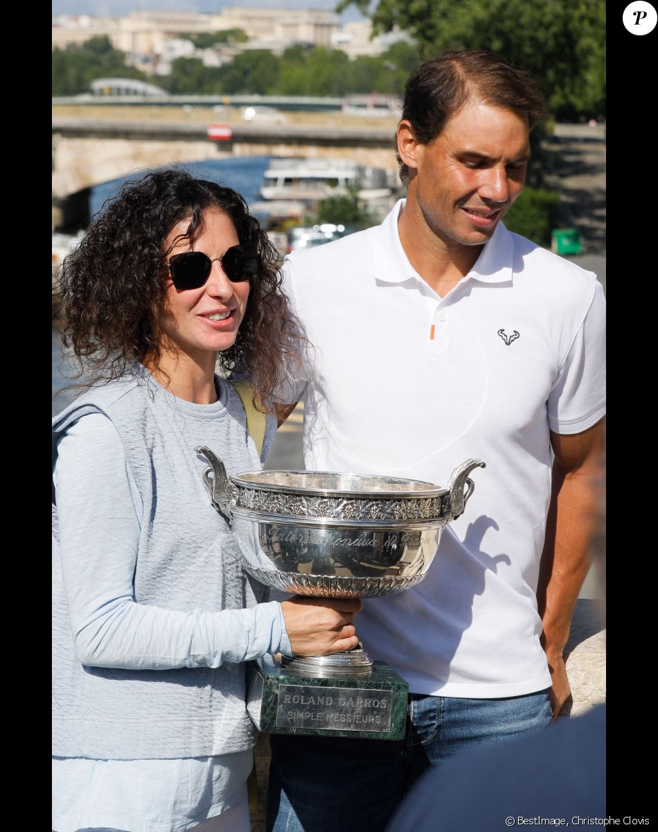 Rafael Nadal et sa femme Xisca Perello - Rafael Nadal pose avec la coupe des Mousquetaires sur le pont Alexandre III après sa 14ème victoire en finale du simple messieurs aux internationaux de France de tennis de Roland Garros à Paris, France, le 06 juin 2022. © Christophe Clovis / Bestimage.