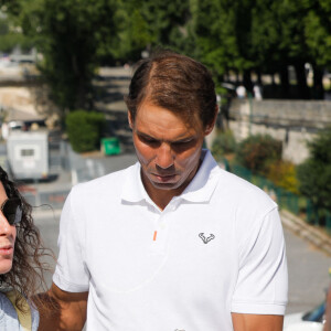 Rafael Nadal et sa femme Xisca Perello - Rafael Nadal pose avec la coupe des Mousquetaires sur le pont Alexandre III après sa 14ème victoire en finale du simple messieurs aux internationaux de France de tennis de Roland Garros à Paris, France, le 06 juin 2022. © Christophe Clovis / Bestimage. 