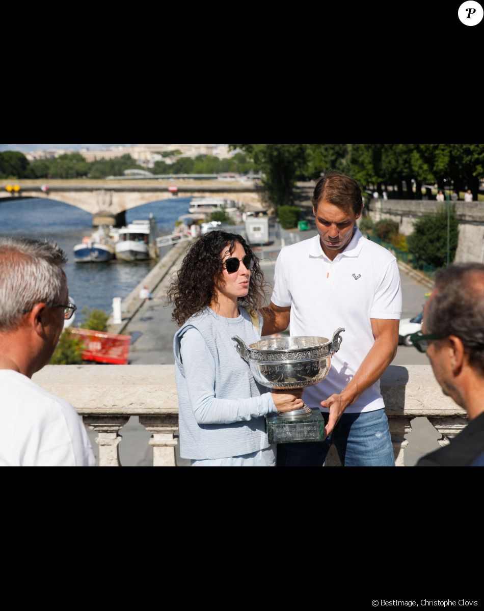 Rafael Nadal et sa femme Xisca Perello - Rafael Nadal pose avec la coupe des Mousquetaires sur le pont Alexandre III après sa 14ème victoire en finale du simple messieurs aux internationaux de France de tennis de Roland Garros à Paris, France, le 06 juin 2022. © Christophe Clovis / Bestimage.