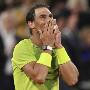 Rafael Nadal - Rafael Nadal fait tomber le tenant du titre, Novak Djokovic, au terme d'un quart de finale épique lors des Internationaux de France de Tennis de Roland Garros 2022 le 31 mai 2022. 