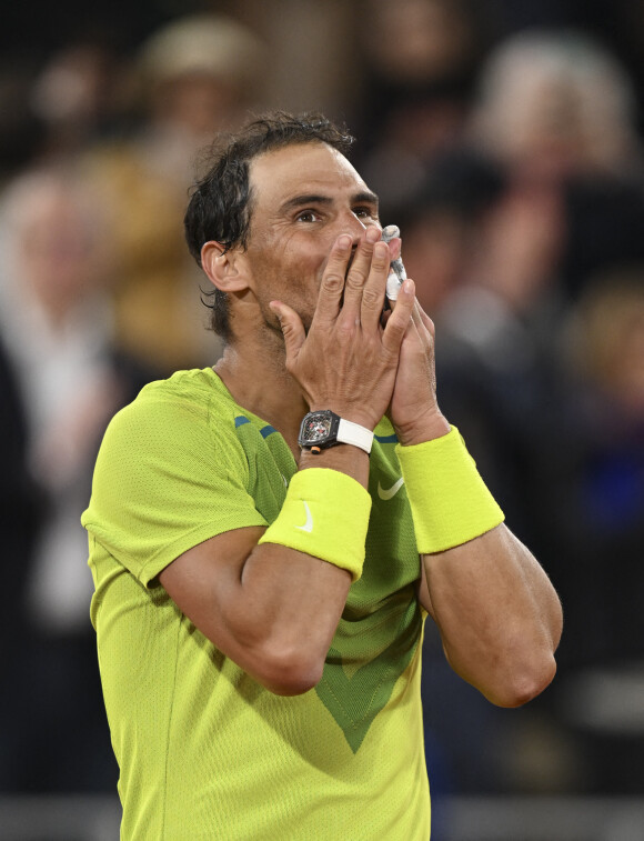 Rafael Nadal - Rafael Nadal fait tomber le tenant du titre, Novak Djokovic, au terme d'un quart de finale épique lors des Internationaux de France de Tennis de Roland Garros 2022 le 31 mai 2022. 